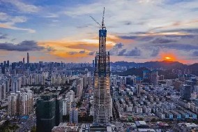 旭東圍擋廠家祝賀，深圳又一高樓388米 順利封頂 ！