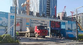 圍擋廠家、建筑施工圍擋圍深圳新材料產(chǎn)業(yè)大廈項目提供安全保障